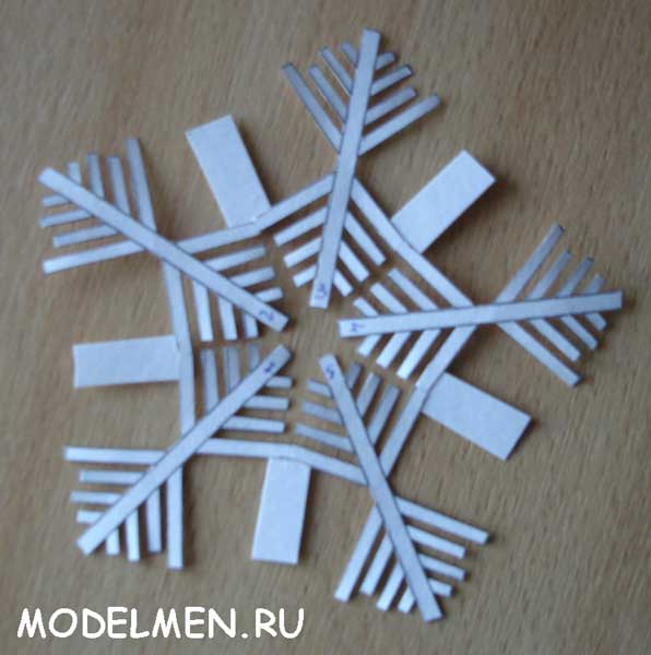 Сложная снежинка из пенопласта