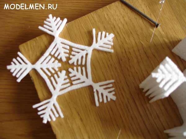 Сложная снежинка из пенопласта