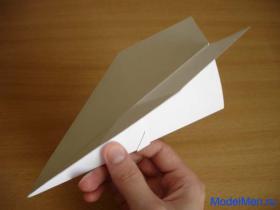 Самолётик из бумаги с острым носом